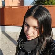 Studentessa al secondo anno di Psicologia all'universo offre un aiuto compiti a bambini di scuola primaria